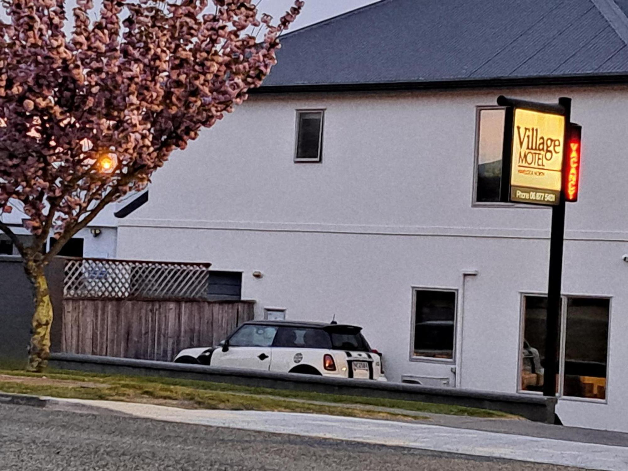 Village Motel Havelock North Eksteriør bilde